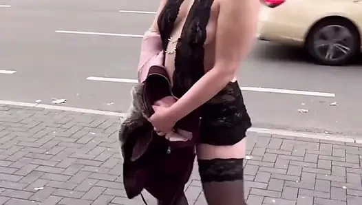 İç çamaşırlı ve çoraplı halka açık yürüyüş ve teşhir