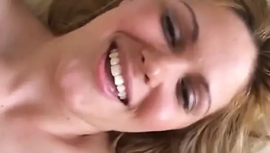 Selena Silver yatak odasında küçük göğüsleriyle sikişiyor