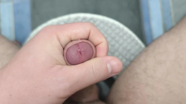 Hassas yarağımı sıvazlayıp boşalıyorum