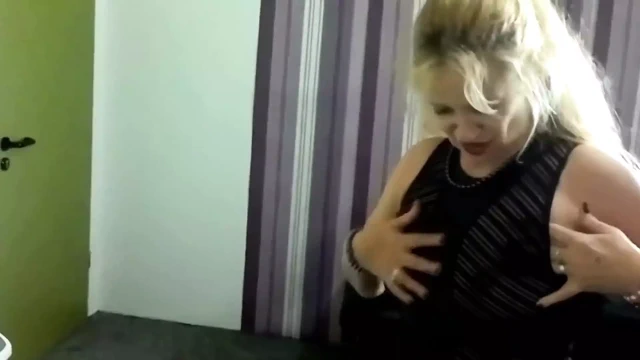 Olgun sarışın kocası tarafından sikilmek istiyor