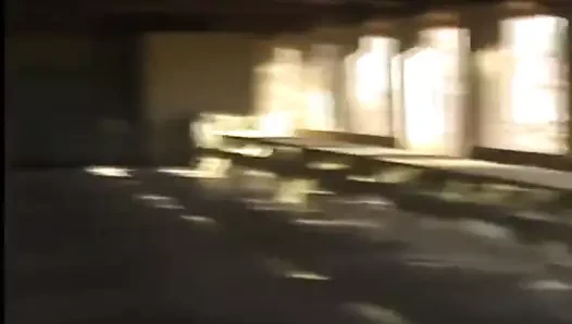 Sevimli genç futbol kız pisi oynamak istiyor