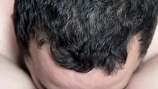 Kız arkadaşını dışarıda yalıyor