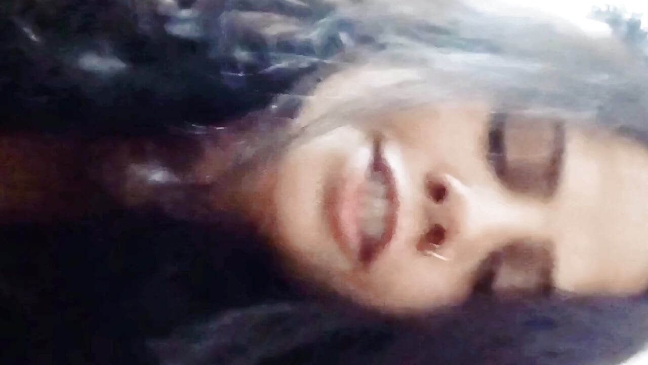 Latika üvey erkek kardeşinin büyük yarağına sert zıplıyor