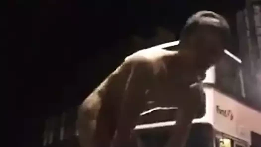 Exibicionista se masturbando em publico