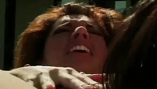 Esmer porno tanrıçası havuz başında parçalanıyor