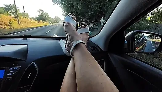 Yüksek topuklu ve seksi bacaklı azgın olgun anne sabah ofise giderken arabada
