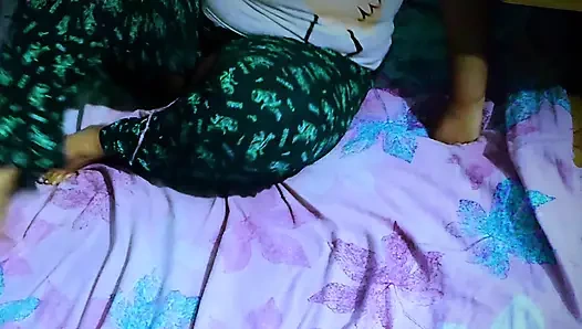 Büyük götlü ve büyük memeli ateşli kolejli kız ebeveynleri evde yokken üvey erkek kardeşinden sert sikilmek istiyor