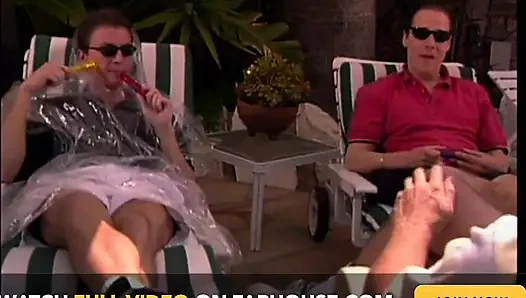 İri göğüslü sürtük yapay penisin ve yarağın tadını çıkarıyor