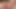 Olgun orta yaşlı seksi kadın orgazm olmak için parmaklarını tulumunun altında vajinaya sokuyor