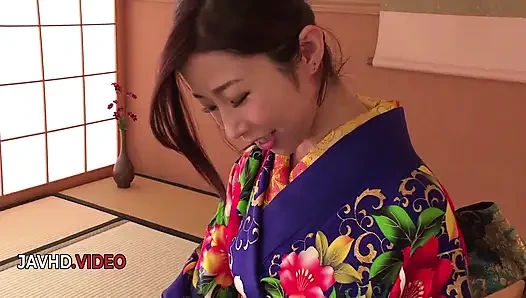 Kimono'daki ateşli Japon kadın kamerada ateşli sakso çekiyor