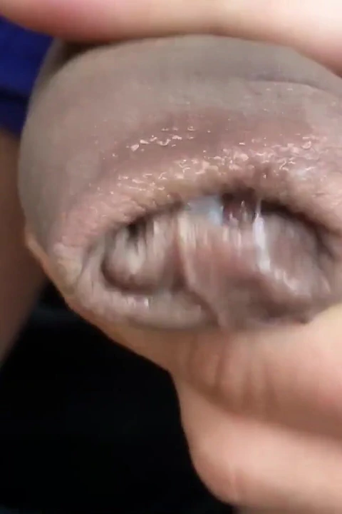 Yakın çekim büyük şişman yarağın döl sızıyor ve sünneti geri çekiyor