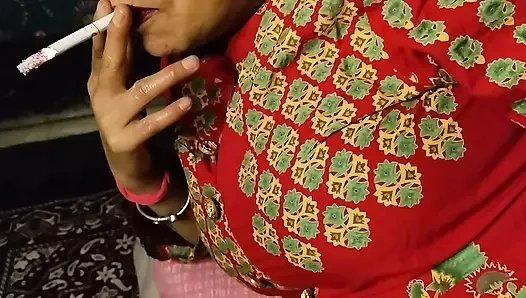 Seksi bayan ateşli vücut kısmını parmaklıyor sigara içmenin tadını çıkarıyor