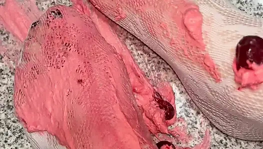 Beyaz çoraplı bacaklarımla krem şantiyle oynuyorum