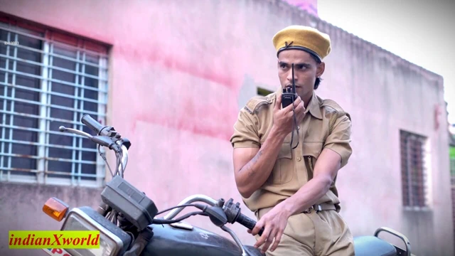 Gözlerinde gerçek! Yaşlı kocasının önünde sikişiyor