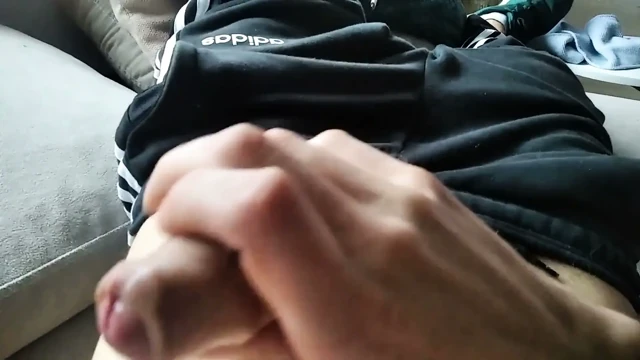 Spor salonundan döndüm, terli, ıslak ve azgın sınıf arkadaşımın bu boşalmayı size adadığını görmekten