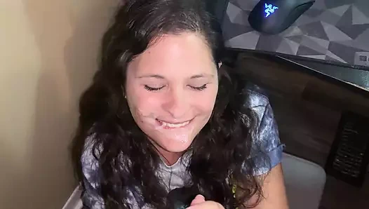 İnek Weeb kız arkadaşını istiyor, ortaya çıkıyor ve sikini emiyor, yüzüne boşalıyor