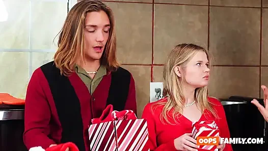 Aile azgın bir Noel partisi için hazır. Süper ateşli sert porno!