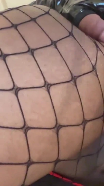 Bu cosplay genç porno yıldızı komşusundan büyük siyah yarak alıyor | Klip 1