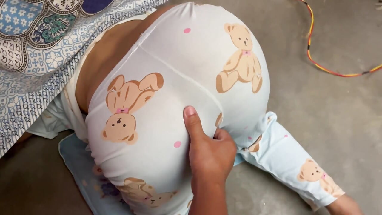 Üvey kız kardeşim yatağın altında sıkışırken seks