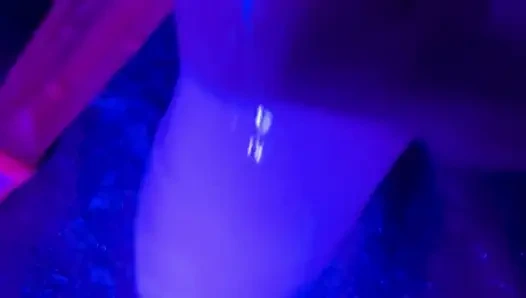 Zenci tanrıça sızdırıyor: neon tanga ve dildo fışkırtıyor