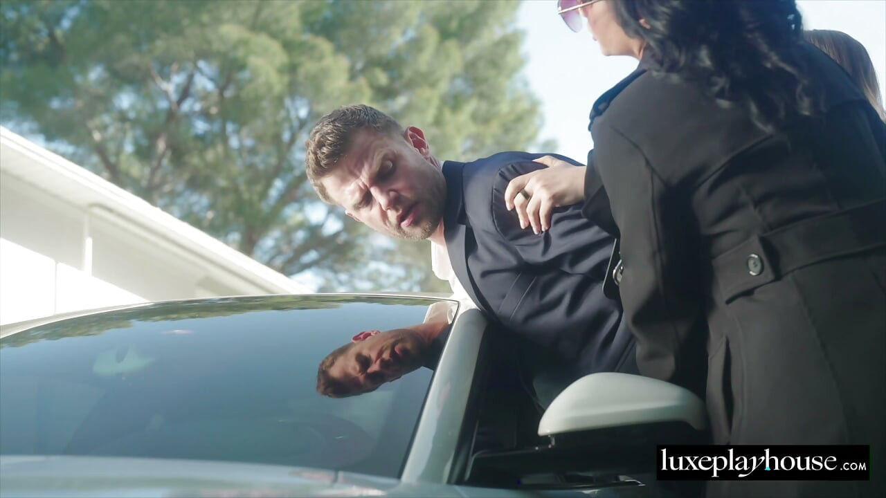LUXEPLAYHOUSE Cinsel Yetenekli İkili Anna Claire Clouds Ve Daisy Fuentes Bir Şanslı Adamı Dışarıda Paylaşıyor