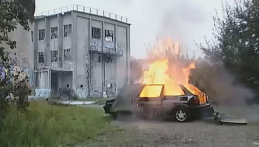 Ateşli sarışınlar ve dev yaraklarla otoparkta sikişiyor