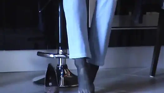 Siyah külotlu çoraplı ve pembe pompalı ayakkabı oyunu