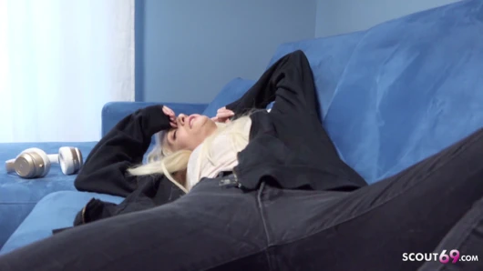 Sevimli adım kardeş mia yakalandı bro ve yardım ile oral seks için boşalmak