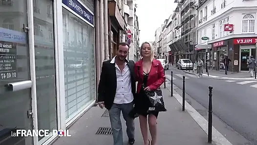 Azgın sarışın sürtük yarağın her yerine salya akıtıyor