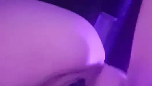 Büyük pembe dildo eğlencesi