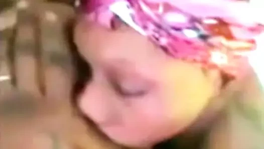 Abanoz kızlar arkadaşlarının büyük göğüsleri ile oynamak &amp; onları emmek