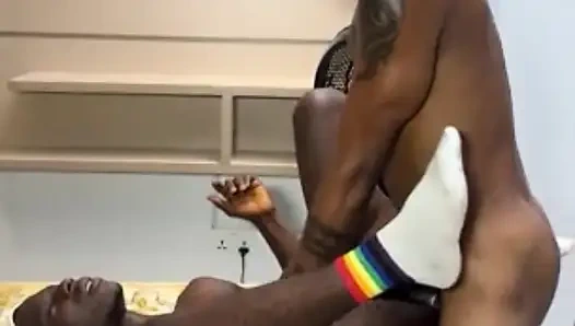 Erkek kardeş sadece titremeden durmadan üremeye devam etmek istiyor