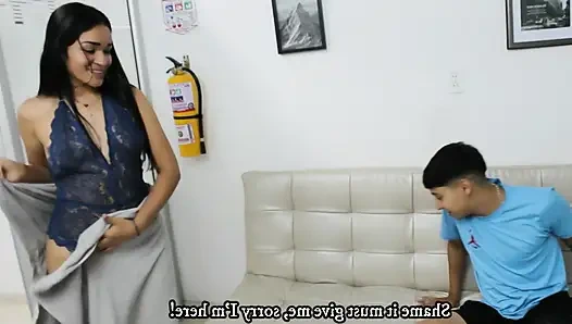 Kız arkadaşım yarağımı alıyor ve sütümü çekiyor - İspanyolca porno