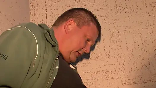 Azgın olgun güzellik ıslak amcığını yaşlı sevgilisiyle parmaklıyor