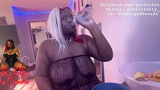 Zenci iri güzel kadın üstsüzken yüzünü dolduruyor