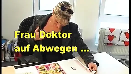 Almanya'dan sarışın ofis sekreteri yarağını memnun etmek için burada