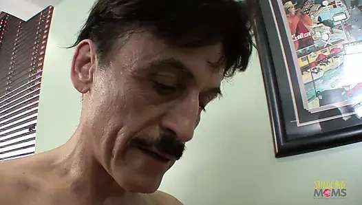 Daha büyük bir ödenek alabilmek için bu kupa karısının çalışması gerekiyor