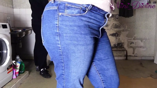 Çamaşır yıkamaya gelen orta yaşlı seksi kadın gırtlağına kadar alıyor ve büyük götünü bir işçiye siktiriyor!