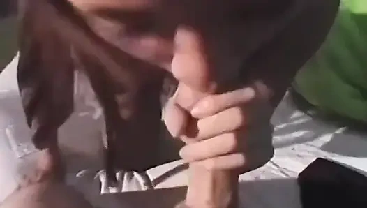 Küçük memeli esmerin yüzüne boşalıyor