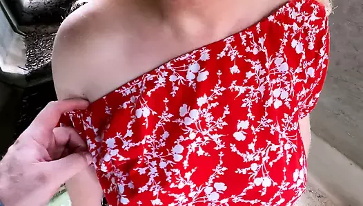 Şantiyede şişmiş kırmızı memeler