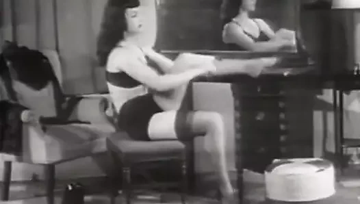 Azgın esmer iç çamaşırlarıyla seksi görünüyor (1950'lerde vintage)