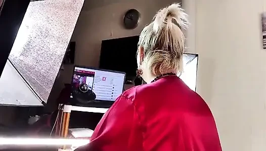 Yarak kaldıran olgun kaltak Aimee ateşli orta yaşlı seksi kadın: kırmızı, siyah, at kuyruklu ve ağızda yarak