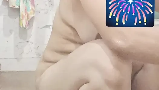 Priya bhabi pazar günü banyo videosunu tadını çıkarıyor