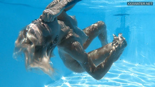 Macar Zazie'li genç kız herkesin içinde çıplaklığın tadını çıkarıyor