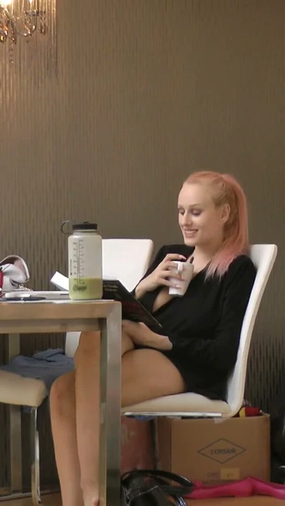 İri memeli sarışın MILF amı oops, göğüsler ve | Klip 1