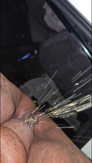 Быстрый писсинг в темноте.