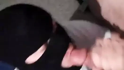 Maskeli ibne yüz ile iyi bir sözlü adamın aletini çalışır