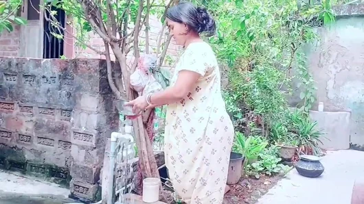 Hintli deshi güzel kolaj kızı neredeyse domaltarak sikişiyor