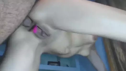 Slutty bebek alır bir derin anal ve derin boğaz