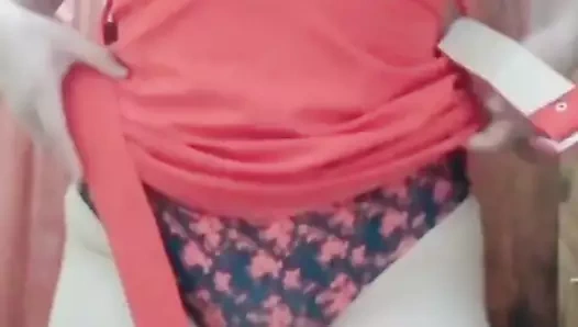 Kırmızı elbiseli striptiz gösterisi yapıyorum - büyük götümü gösteriyorum